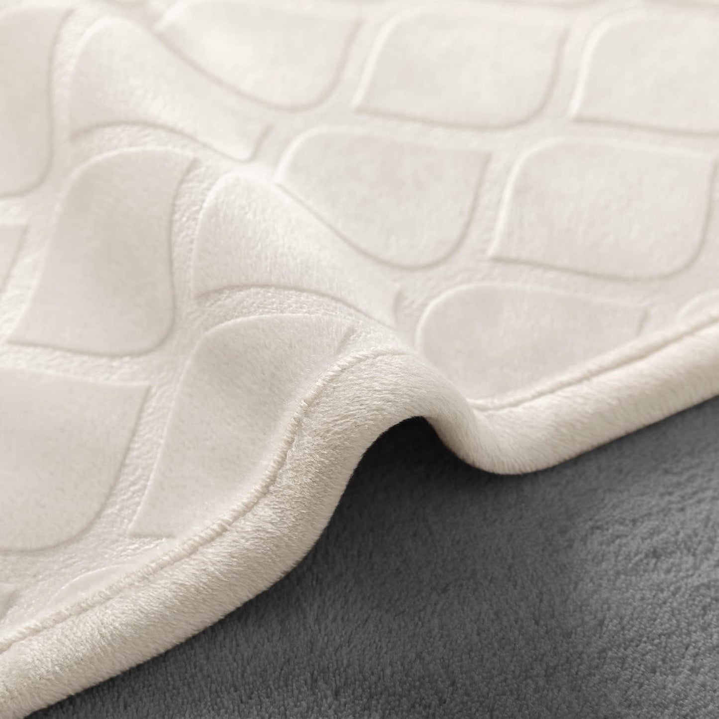 fuguitex Waterproof Dog Blanket Bed Cover Dog Crystal Velvet Moroccan Fuzzy Cozy Plush Pet Blanket Throw Blanket for Couch Sofa(40 * 60 inch, Cream+Beige)