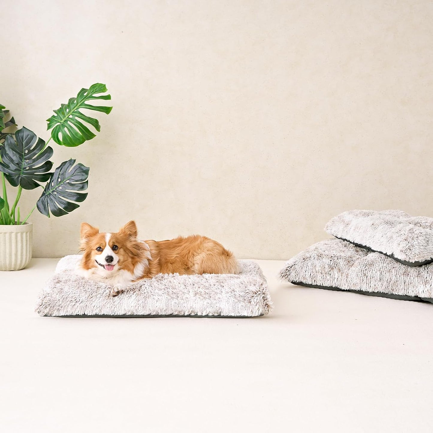 EHEYCIGA Fluffy Dog Crate Bed for Medium Dogs, Plush Faux Fur Crate Pad, Calming Anti Anxiety Medium Dog Bed, Washable Soft Warm Crate Mat with Non-Slip Bottom