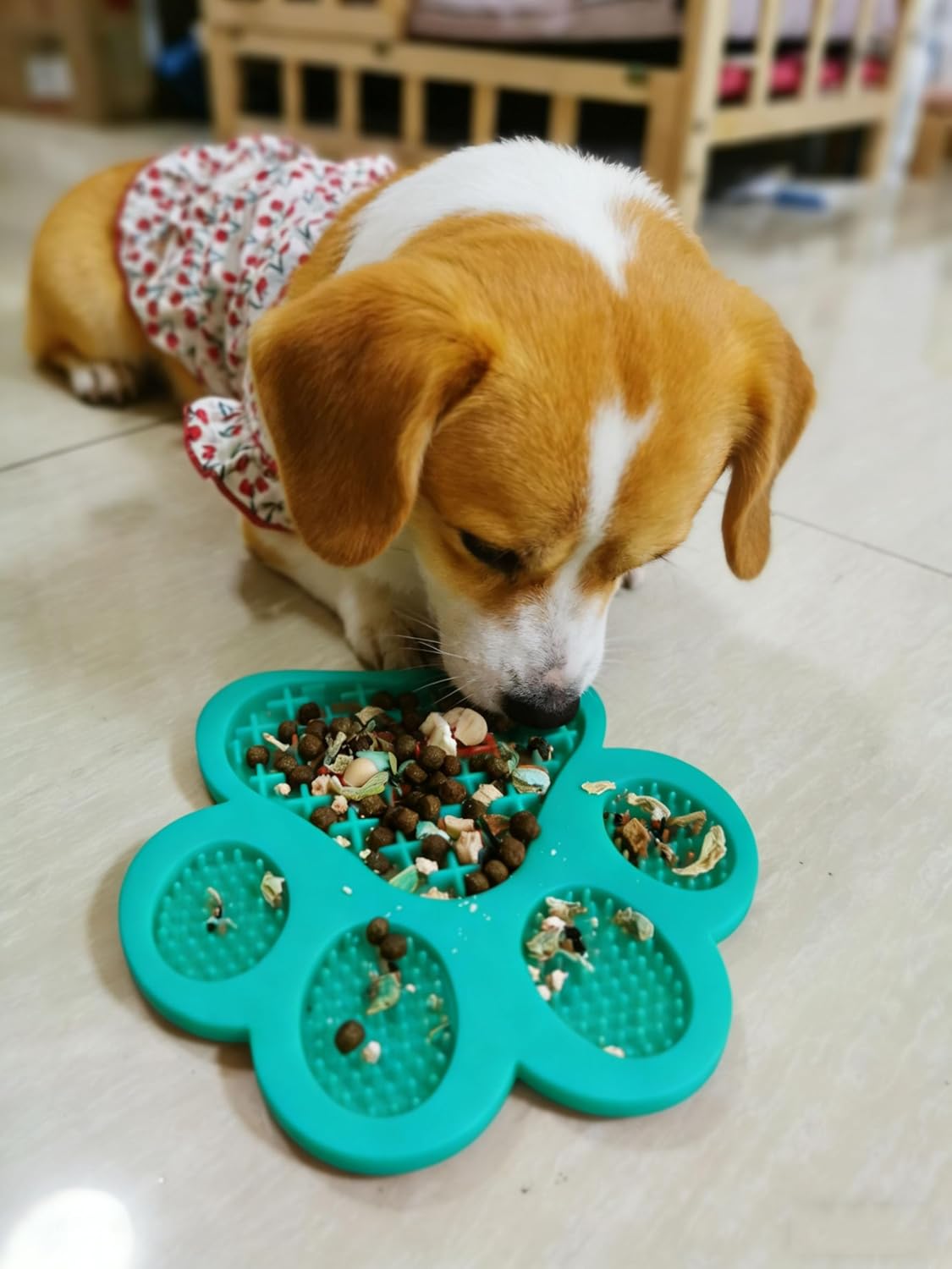Dog Lick Pad, Dog Washing Distraction Device, Slow Eating Cute Pet Mat with Super Suction for Dogs Licking Peanut Butter, Pet Bathing, Grooming Training (red)