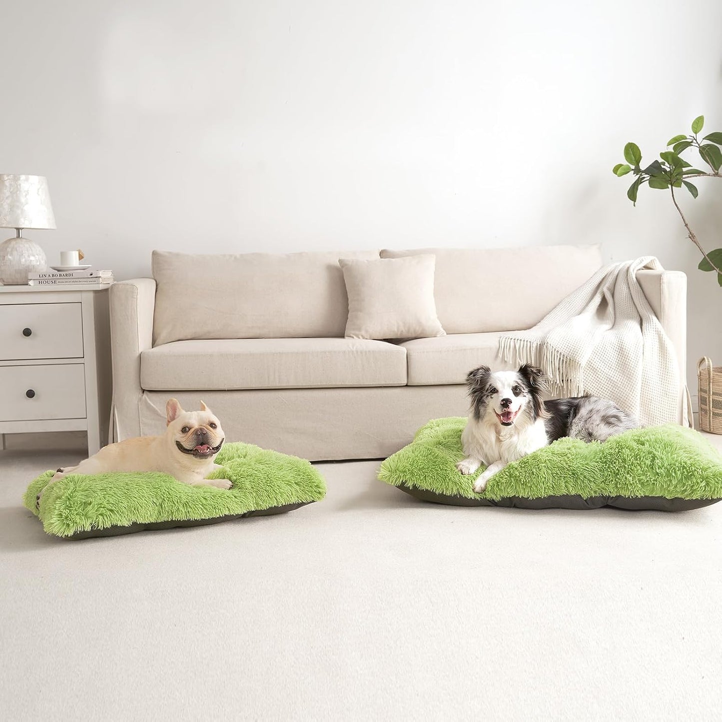 EHEYCIGA Fluffy Dog Crate Bed for Medium Dogs, Plush Faux Fur Crate Pad, Calming Anti Anxiety Medium Dog Bed, Washable Soft Warm Crate Mat with Non-Slip Bottom