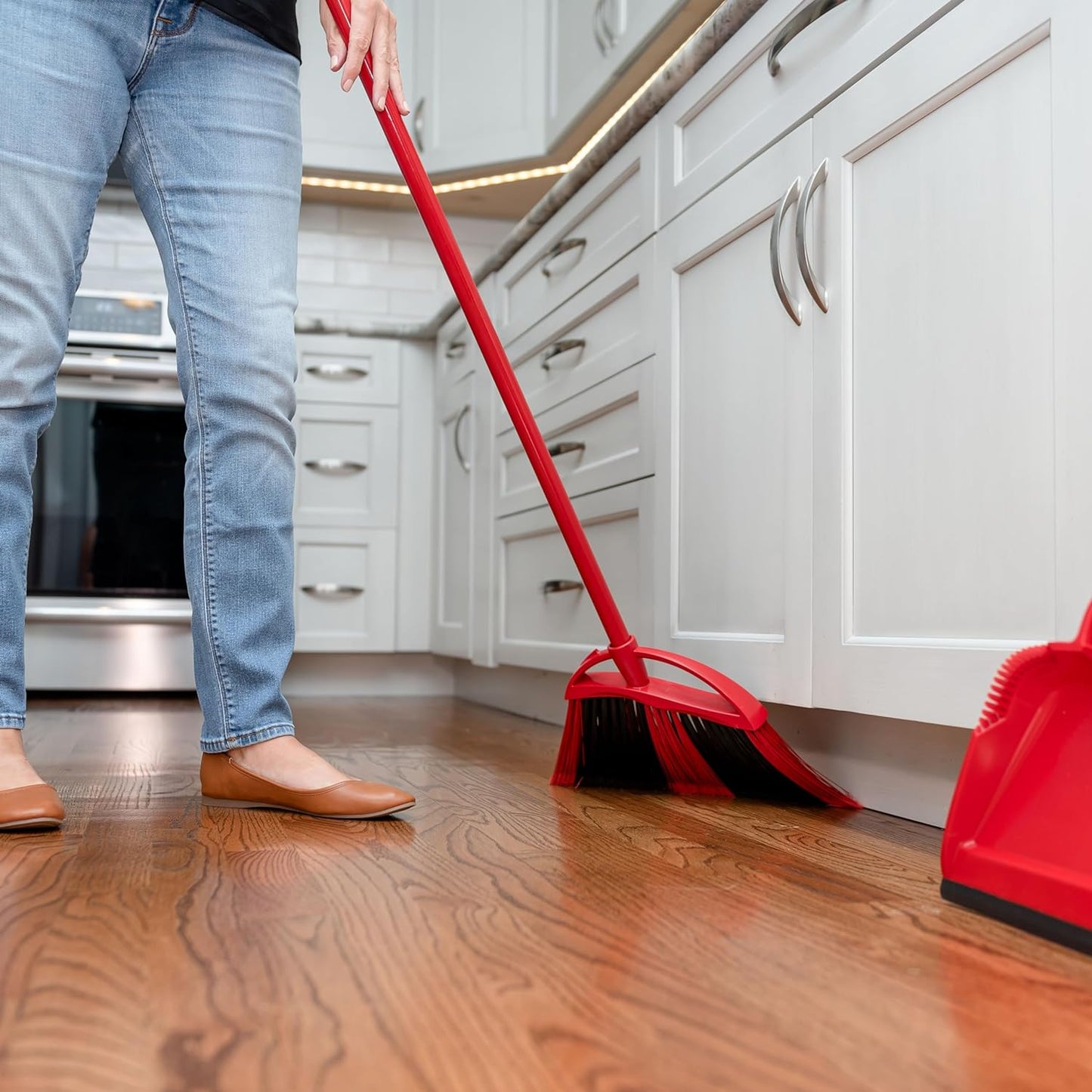 O-Cedar Pet Pro Broom with Step-On Dustpan | Remove 99% with One Sweep | Removes 3 Times More Pet Hair | Quiet Cleaning Tool for Cat and Dog Owners