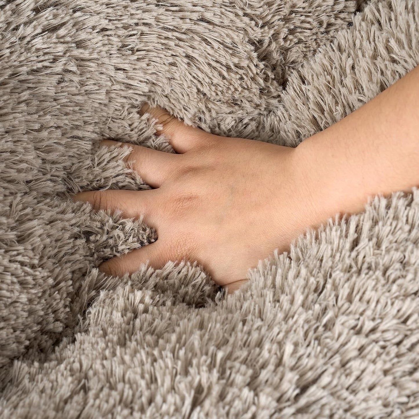 EHEYCIGA Fluffy Dog Crate Bed for Medium Dogs, Plush Faux Fur Crate Pad, Calming Anti Anxiety Medium Dog Bed, Washable Soft Warm Crate Mat with Non-Slip Bottom