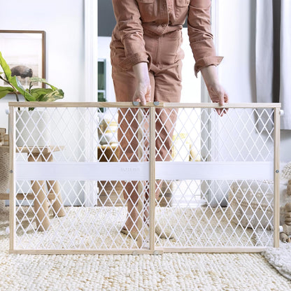 Summer Infant Secure Pressure Mount Wood & Plastic Baby Gate, Natural Hardwood Finish – 24” Tall, Fits Openings up to 27.5” to 42” Wide, Baby and Pet Gate for Doorways
